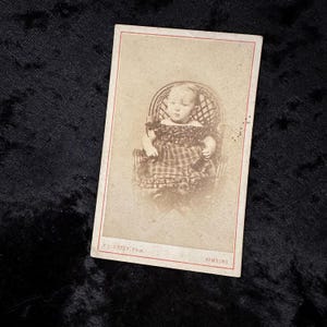 Antique vintage Victorian Edwardian late 1800s early 1900s CDV photo cabinet card of a baby carte de visite ephemera curio photograph German