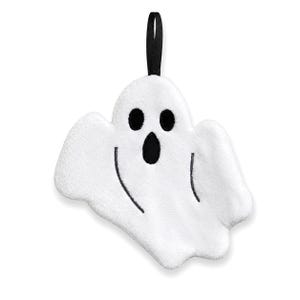 K&ouml;nnte beinhalten: Ein wei&szlig;es Pl&uuml;sch-Ornament in Geisterform mit gestickten schwarzen Augen und einem offenen Mund. Der Geist hat eine weiche, strukturierte Oberfl&auml;che und verf&uuml;gt &uuml;ber eine schwarze Stoffschlaufe an der Oberseite zum Aufh&auml;ngen.