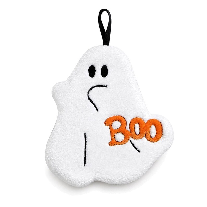 K&ouml;nnte beinhalten: Ein wei&szlig;es Pl&uuml;sch-Geisterornament mit einer schwarzen Aufh&auml;ngeschlaufe. Der Geist hat gestickte schwarze Augen, einen geschwungenen schwarzen Mund und das Wort "Boo" in orangefarbenem Garn im unteren Bereich. Die Oberfl&auml;che ist weich.