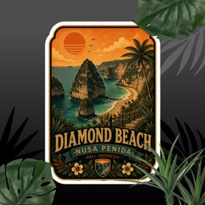 Puede incluir: Una pegatina rectangular con un paisaje al atardecer de Diamond Beach en Nusa Penida, Bali, Indonesia. La ilustración muestra acantilados rocosos, una playa de arena y una palmera bajo un cielo naranja. El texto dice Diamond Beach Nusa Penida.