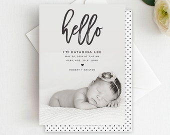 Puede incluir: Tarjeta de anuncio de nacimiento en blanco y negro con el texto "hello" en letra manuscrita. La tarjeta también incluye el nombre del bebé, la fecha de nacimiento, la hora, el peso, la longitud y los nombres de los padres.