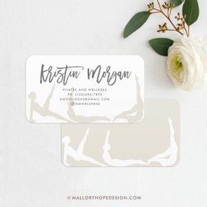 Może przedstawiać: Biała wizyt&oacute;wka z beżowym tłem, na kt&oacute;rej widnieje tekst "Kristin Morgan" w odręcznym stylu. Pod nazwiskiem znajduje się tekst "Pilates and Wellness", a następnie numer telefonu i adres e-mail. Pod adresem e-mail znajduje się tekst "KMWELLNESS". Wizyt&oacute;wka przedstawia sylwetkę osoby wykonującej ćwiczenie pilates.