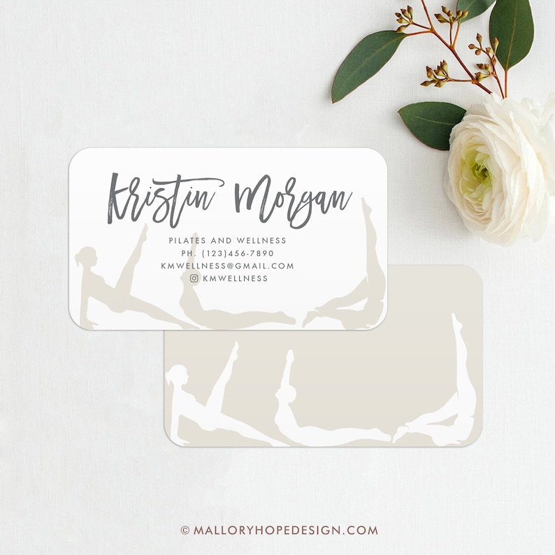 Może przedstawiać: Biała wizyt&oacute;wka z beżowym tłem, na kt&oacute;rej widnieje tekst "Kristin Morgan" w odręcznym stylu. Pod nazwiskiem znajduje się tekst "Pilates and Wellness", a następnie numer telefonu i adres e-mail. Pod adresem e-mail znajduje się tekst "KMWELLNESS". Wizyt&oacute;wka przedstawia sylwetkę osoby wykonującej ćwiczenie pilates.