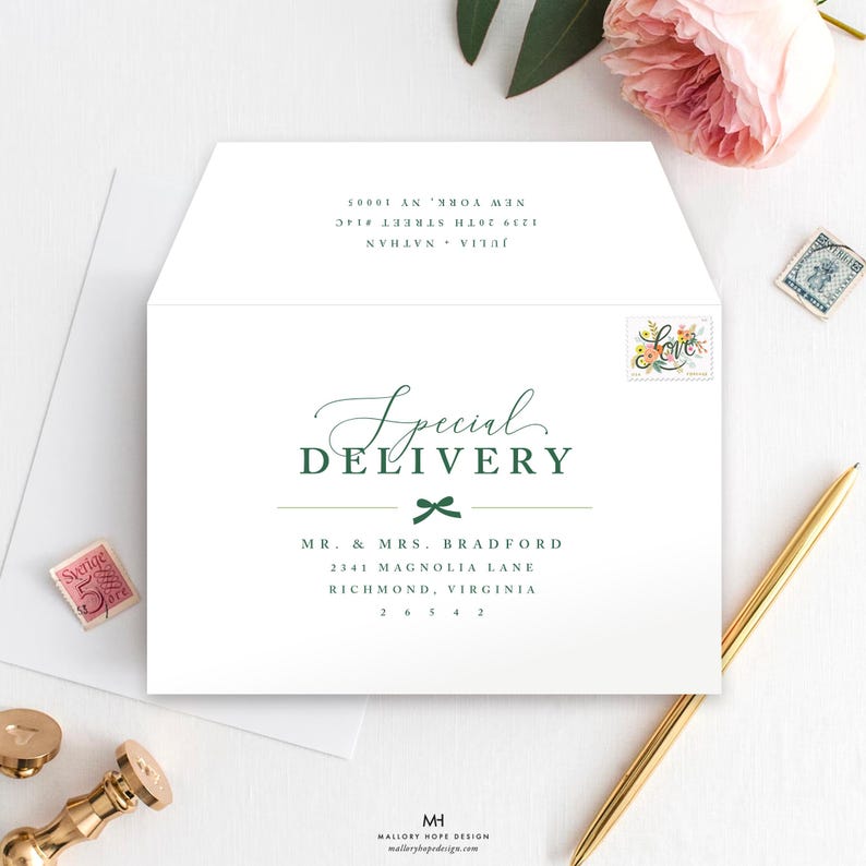 K&ouml;nnte beinhalten: Ein wei&szlig;er Umschlag mit gr&uuml;nem und goldenem Rand. Der Text "Special Delivery" ist in Kursivschrift mit einer gr&uuml;nen Schleife darunter geschrieben. Die Adresse lautet: Mr. & Mrs. Bradford, 2341 Magnolia Lane, Richmond, Virginia 26542.
