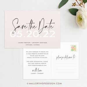 Pode incluir: Cart&atilde;o Save the Date com fundo rosa e texto branco. A data &eacute; 05.20.22. O texto tamb&eacute;m inclui os nomes Lauren Preston e Anthony Santiago, e a localiza&ccedil;&atilde;o Chicago, Illinois. O cart&atilde;o tamb&eacute;m inclui o texto "We look forward to seeing you at our wedding celebration so please save the date! Formal invitation to follow." e "For more information, please visit our wedding website: www.weddingwebsite.com". O texto "with love" e os nomes Lauren e Anthony tamb&eacute;m est&atilde;o inclu&iacute;dos. A parte de tr&aacute;s do cart&atilde;o tem o texto "please deliver to" e um espa&ccedil;o para escrever.