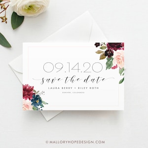 Könnte beinhalten: Save-the-Date-Karte mit einem floralen Design in den Farben Burgunderrot, Rosa und Blau. Das Datum 09.14.20 ist in Schwarz gedruckt, der Text "save the date" in Kursivschrift. Die Namen Laura Berry + Riley Roth und der Ort Denver, Colorado sind unter dem Datum gedruckt.