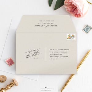 Peut inclure: Une carte de sauvegarde de la date avec un fond crème et du texte noir. Le texte indique "Save the Date" avec une police d'écriture manuscrite et la date "10.14.28". L'adresse est pour M. et Mme Robert Brown, 2912 Parkview Avenue, Appartement #105, Westchester, New York 10624.