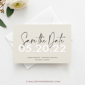 Pode incluir: Um cart&atilde;o bege de guardar a data com caligrafia preta que diz "Save the Date" e a data "05.20.22" em branco. Os nomes "Lauren Preston" e "Anthony Santiago" est&atilde;o impressos abaixo da data, juntamente com a localiza&ccedil;&atilde;o "Chicago, Illinois". O texto "&copy;MALLORYHOPEDESIGN.COM" est&aacute; impresso na parte inferior do cart&atilde;o.