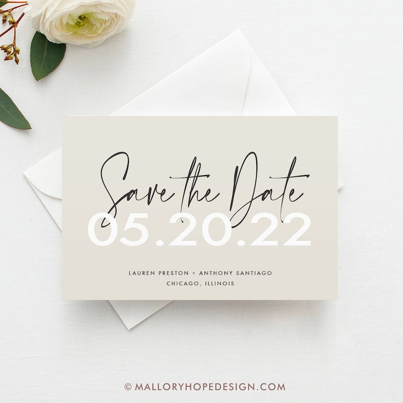 Pode incluir: Um cart&atilde;o bege de guardar a data com caligrafia preta que diz "Save the Date" e a data "05.20.22" em branco. Os nomes "Lauren Preston" e "Anthony Santiago" est&atilde;o impressos abaixo da data, juntamente com a localiza&ccedil;&atilde;o "Chicago, Illinois". O texto "&copy;MALLORYHOPEDESIGN.COM" est&aacute; impresso na parte inferior do cart&atilde;o.