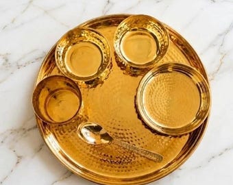 Conjunto Thali artesanal em latão | Conjunto de jantar indiano martelado com 7 peças