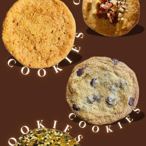 Puede incluir: Cuatro galletas redondas dispuestas sobre un fondo marrón oscuro con la palabra COOKIES repetida en texto blanco. Las galletas incluyen una galleta dorada, una con nueces, una con chispas de chocolate y una con semillas de sésamo.