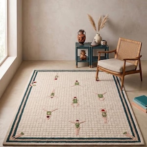 Può includere: Un tappeto rettangolare caratterizzato da un motivo a griglia color crema con un bordo verde scuro. Il tappeto è decorato con molteplici figure ricamate di nuotatori in costume da bagno verde e cuffia rossa, disposti in varie pose.