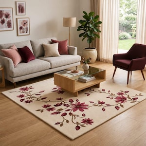 Peut inclure: Un tapis rectangulaire doté d'une base couleur crème avec un motif floral étendu dans des tons de bordeaux profond et de rose. Le design se compose de vignes entrelacées et de fleurs épanouies qui s'étendent sur toute la surface du tapis.