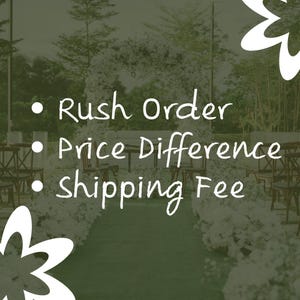 Może przedstawiać: Cyfrowa grafika z ciemnooliwkowym tłem, białymi ikonami kwiatów w rogach oraz białym tekstem o treści Rush Order, Price Difference i shipping Fee, nałożona na rozmyte tło przedstawiające ceremonię ślubną na świeżym powietrzu.