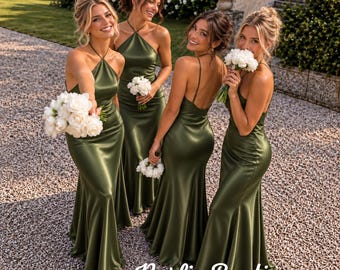 Op de afbeelding: Vier vloerlange olijfgroene satijnen jurken met halterhals en dunne bandjes. Elke jurk heeft een aansluitend lijfje dat uitloopt in een wijde rok. De tekst Norlin Boutique staat onderaan in witte letters weergegeven.