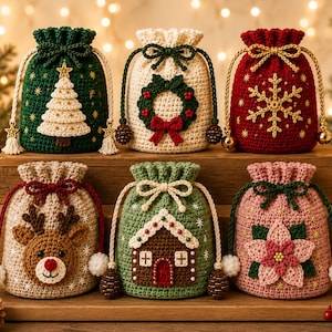 Può includere: Sei piccole pochette a sacchetto all'uncinetto con motivi natalizi tra cui un albero bianco, una ghirlanda verde, un fiocco di neve dorato, una renna marrone, una casetta di pan di zenzero e una stella di Natale rosa con cordini intrecciati.