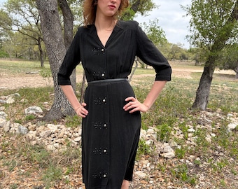 Robe en crêpe noire des années 40 à clous