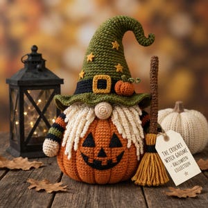 Peut inclure: Un gnome au crochet portant un chapeau pointu vert avec des étoiles jaunes et une ceinture noire, doté d'un corps en forme de citrouille avec un visage de jack-o'-lantern, une barbe en laine blanche et un petit balai. Une étiquette indique : The Crochet Witch Gnome - Halloween Collection.