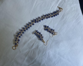 Conjunto de pulsera y pendientes hechos a mano. Pieza única de ganchillo con cristales azules e hilo enjoyado. Elegante conjunto.
