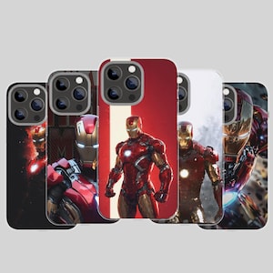 Könnte beinhalten: Fünf Smartphone-Hüllen mit verschiedenen grafischen Illustrationen der Figur Iron Man in rot-goldener Rüstung. Jede Hülle zeigt eine andere Action-Pose oder ein Porträt der gepanzerten Figur vor einem Hintergrund in Rot, Weiß oder Rauch.