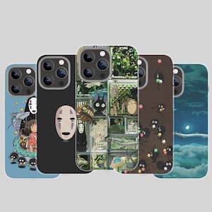 Op de afbeelding: Een collectie van vijf smartphonehoesjes met diverse geanimeerde karakterillustraties. De ontwerpen omvatten een blauw hoesje met een meisje en draak, een zwart hoesje met een wit masker, een collage, een bruin hoesje met roetwezentjes en een blauwe lucht.