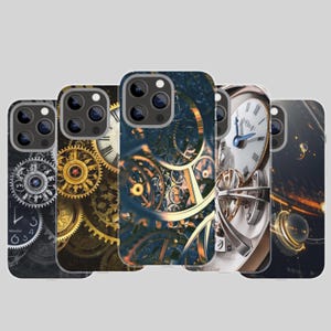 Pode incluir: Cinco capas para smartphone dispostas em fila, cada uma com um design detalhado de relógio mecânico. Os padrões incluem engrenagens intrincadas em ouro e prata, movimentos internos complexos e mostradores clássicos com algarismos.