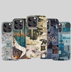 Peut inclure: Une collection de cinq coques de smartphone présentant un design en collage avec diverses illustrations, dont une épée, un paysage urbain, une main tendue et du texte indiquant Percy Jackson, You pierce my soul, et in another lifetime.