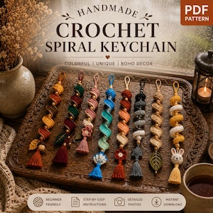 Op de afbeelding: Een collectie van acht handgemaakte gehaakte spiraalvormige sleutelhangers in diverse kleuren, elk voorzien van een lus, houten kralen en unieke bedels zoals blaadjes, bloemen, schelpen en een konijnenkop, eindigend met een kleine kwast.