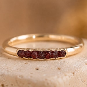 Rå granatring, guldfärgad armband, naturliga röda ädelstenssmycken, januari födelsesten