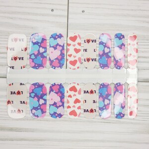Love Hearts Nail Polish Strips: Valentine&#39;s Day Nail Art
