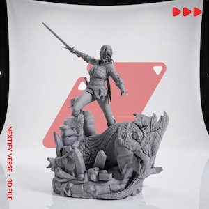 Könnte beinhalten: Eine graue 3D-gedruckte Figur eines Kriegers, der ein Schwert in die Höhe hält und auf einem Sockel mit einem großen Drachenkopf und Steinruinen steht. Der Text NEXTIFY VERSE - 3D FILE ist vertikal auf der linken Seite abgebildet.