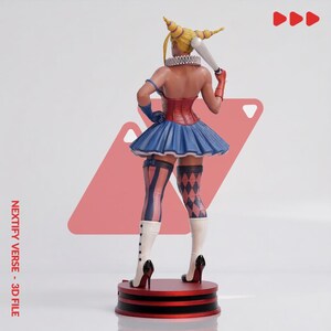 以下が含まれることがあります： ツインテールの金髪キャラクターの3Dフィギュア。白いフリルの襟、赤いコルセット、青いプリーツスカートを着用している。片脚はストライプのストッキング、もう片脚はダイヤ柄のタイツを履き、白いブーツを着用し、バットを持っている。