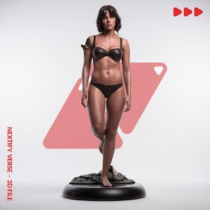 Puede incluir: Una figura realista de una persona con cabello oscuro corto, vistiendo un traje de baño de dos piezas marrón oscuro, de pie sobre una base negra circular. El texto NEXTIFY VERSE - 3D FILE está impreso verticalmente a la izquierda con iconos rojos.
