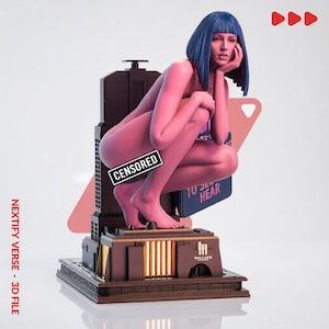 Può includere: Una figura dalla pelle rosa con capelli blu accovacciata su una base architettonica marrone scuro. La figura presenta un'etichetta rettangolare nera con la scritta CENSORED. Un cartello dietro la figura mostra il testo TO SEE HEAR.