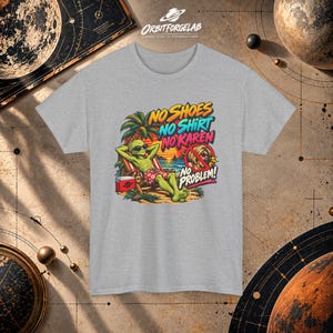 Lustiges Alien-Strand-T-Shirt | Retro-80er-Jahre-Comic-Stil, Keine Schuhe, kein Hemd, keine Karens