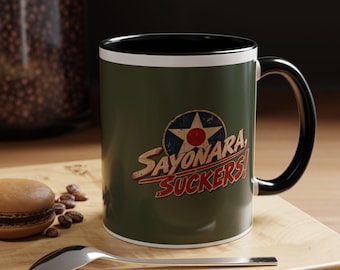 Vintage koffiemok met afbeelding van de film Sayonara Suckers uit 1941 en een luchtvaartthema uit de Tweede Wereldoorlog | 325 ml / 440 ml