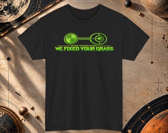 T-shirt met buitenaardse graancirkels, "We hebben je gras gerepareerd", humoristisch T-shirt over gazononderhoud.
