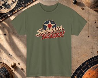 Vintage T-shirt met luchtvaartafbeelding uit de film Sayonara Suckers uit 1941, retro militair T-shirt met neusversiering uit de Tweede Wereldoorlog.