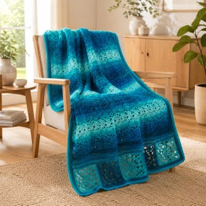 Peut inclure: Une couverture en crochet rectangulaire présentant un dégradé de couleurs allant du bleu marine profond au turquoise vif et à l'aqua clair. Le textile affiche un motif répétitif de points de dentelle ajourés complexes et de rangées pleines.