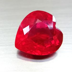 Rubino rosso del Mozambico, taglio a cuore, 10-11 carati, naturale, certificato, di altissima qualità, sfuso, ideale per la creazione di gioielli e pendenti. Gemma vera di qualità superiore.