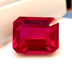 Émeraude rouge du Mozambique, forme rubis, 9-11 carats, naturelle, authentique, de qualité supérieure, certifiée, idéale pour la création de bijoux et de colliers.