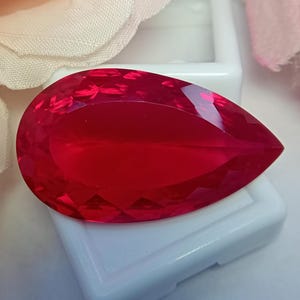 Fabelhafter birnenförmiger Rubin in Taubenblutrot, 64-66 ct, bester natürlicher, loser, zertifizierter Edelstein, höchste Qualität für Schmuckherstellung und Anhänger SS171