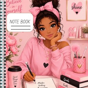 Puede incluir: Un cuaderno de espiral con una portada rosa que muestra a una persona con el cabello oscuro recogido en un moño con un lazo rosa, escribiendo en un diario. La portada incluye el texto "NOTE BOOK", "Believe in Yourself" y "Make today Amazing".