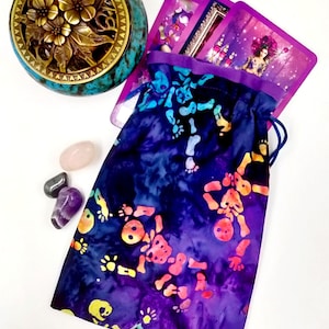 Bolsa de tarot, bolsa para cartas de tarot con estampado de esqueleto morado batik, bolsa para cartas de tarot, bolsa con cordón para cartas de tarot, bolsa para baraja de tarot, bolsa para baraja de tarot