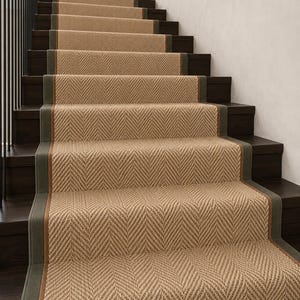 Sisal traploper op maat, visgraatpatroon tapijt met olijfgroene en cognacbruine rand. Klant: Zac