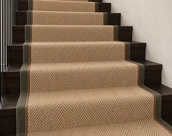 Alfombra de escalera de sisal a medida, con diseño de espiga y borde en verde oliva y coñac.