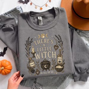 Det finns en liten häxa i oss alla tröja, Magic Witchcore Witchy Stuff Whimsigoth tröja, Halloween sommar höstsäsong tröja för henne