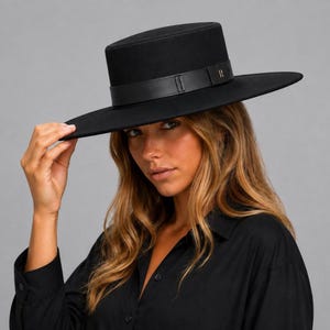 Handgjord läderhatt med bred brätte, platt krona i fedora-stil, anpassad passform XS-5XL