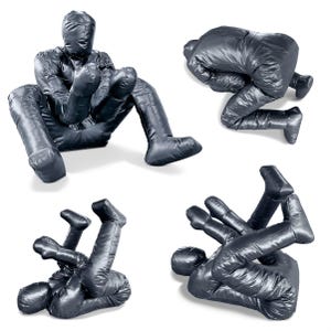 Könnte beinhalten: Ein schwarzer, menschenförmiger, gepolsterter Trainingsdummy mit einer glatten, synthetischen Oberfläche. Die Figur wird in vier verschiedenen Posen gezeigt, darunter sitzend, kniend und liegend, was ihre flexiblen Gelenke demonstriert.