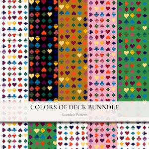 Könnte beinhalten: Ein nahtloses Muster mit einem sich wiederholenden Raster aus Spielkartensymbolen wie Herz, Karo, Kreuz und Pik in verschiedenen Farben. Ein horizontales weißes Banner in der Mitte zeigt den Text COLORS OF DECK BUNNDLE Seamless Pattern.